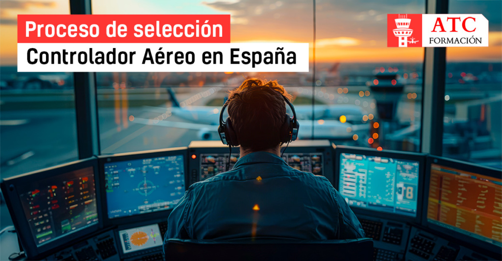 Vista trasera de un controlador aéreo en una torre de control supervisando varias pantallas de radares y equipos mientras gestiona el tráfico aéreo en un aeropuerto en España. Texto: Proceso de selección Controlador Aéreo en España, ATC Formación.