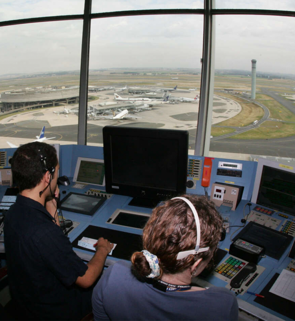 Formación práctica para controladores aéreos en torre de control con vista directa a la pista de aterrizaje